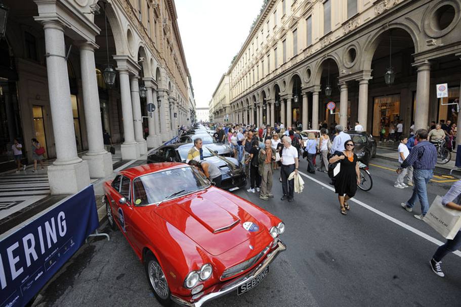 Le auto del Tridente schierata in via Roma